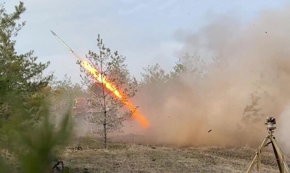 Hoạt động của hệ thống tên lửa phóng loạt &quot;Grad&quot; của Lực lượng Vũ trang Liên bang Nga trong khu vực chiến dịch đặc biệt. - Sputnik Việt Nam