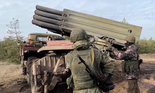 Hoạt động của hệ thống tên lửa phóng loạt &quot;Grad&quot; của Lực lượng Vũ trang Liên bang Nga trong khu vực chiến dịch đặc biệt. - Sputnik Việt Nam