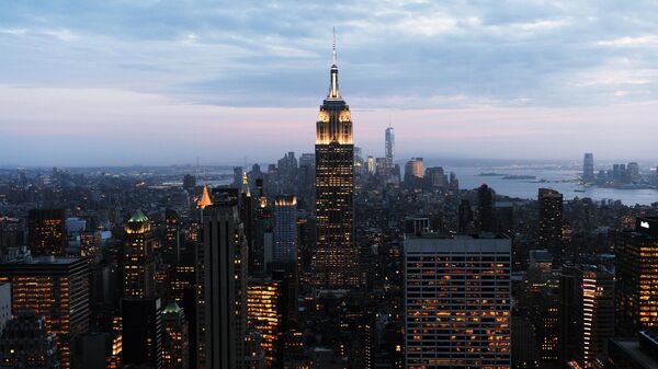 Quang cảnh Manhattan về đêm từ đài quan sát của Trung tâm Rockefeller. Ở trung tâm là tòa nhà Empire State. - Sputnik Việt Nam