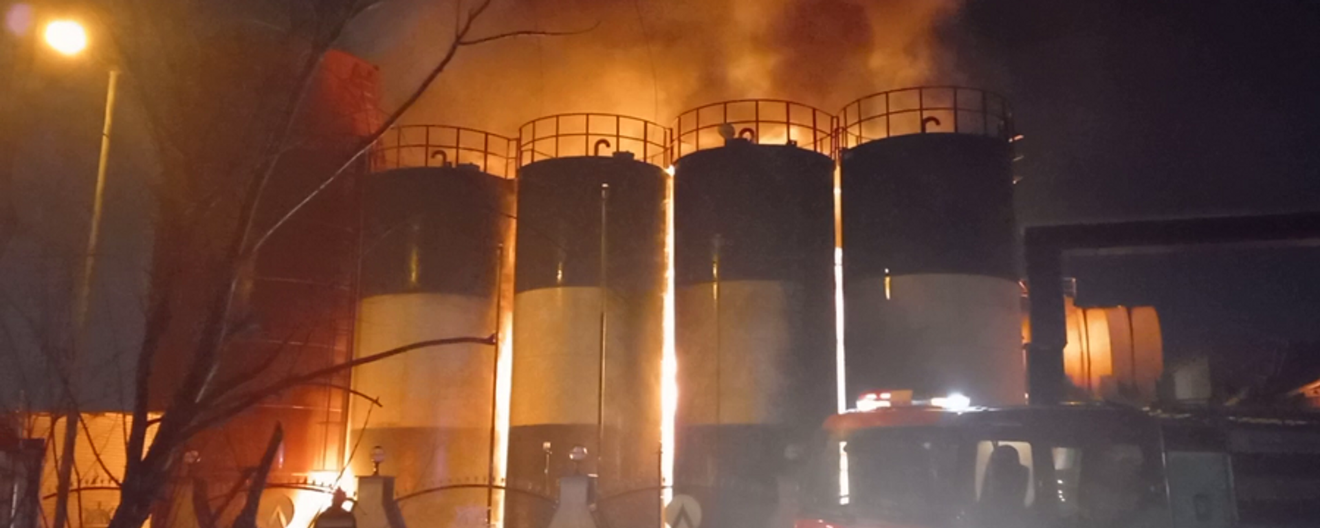 Cháy tại một nhà máy công nghiệp sản xuất dầu động cơ ở thành phố Azarshahr, Iran - Sputnik Việt Nam, 1920, 29.01.2023