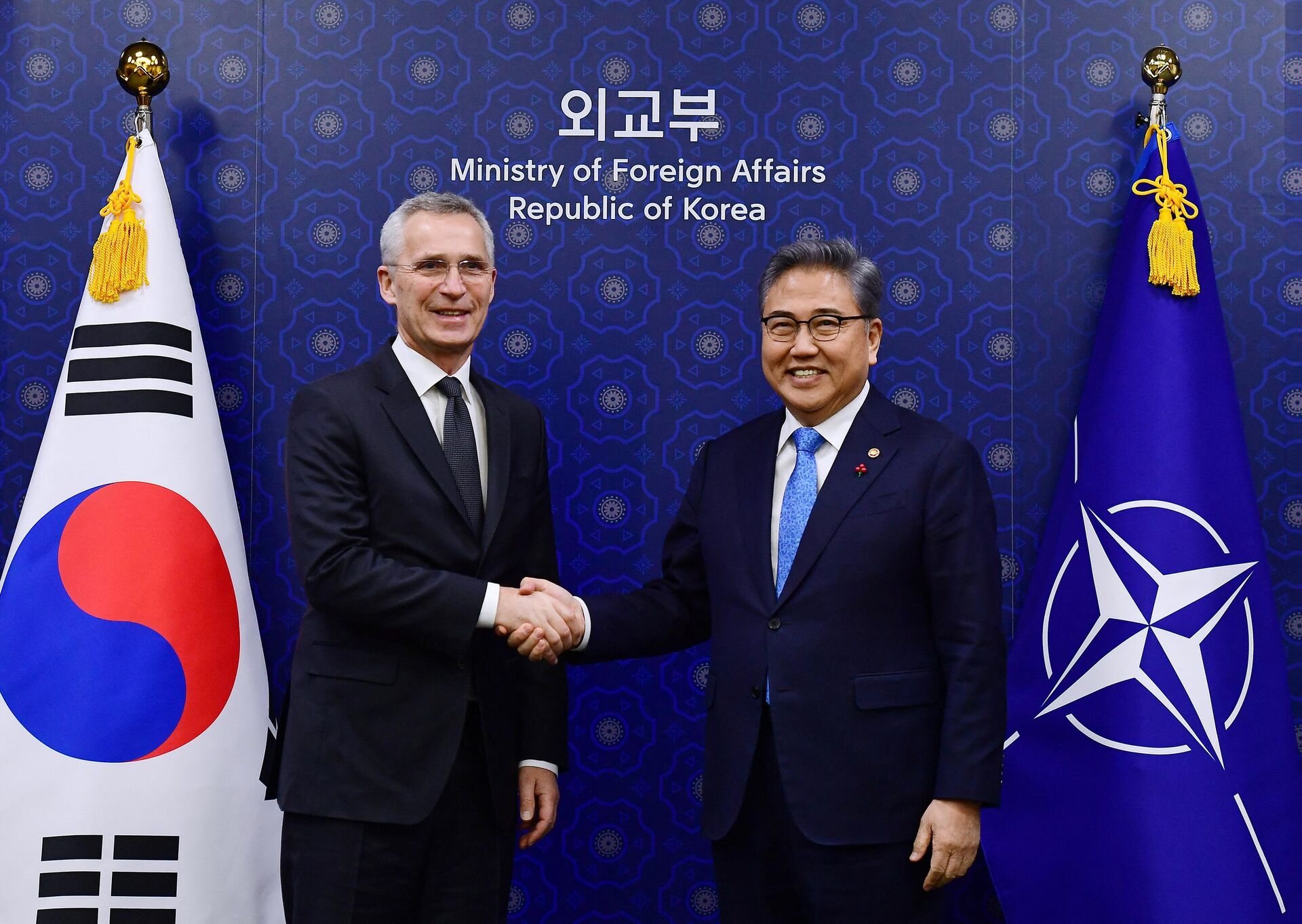 Tổng thư ký NATO Jens Stoltenberg và Ngoại trưởng Hàn Quốc Park Jin trong cuộc gặp tại Bộ Ngoại giao ở Seoul - Sputnik Việt Nam, 1920, 03.02.2023