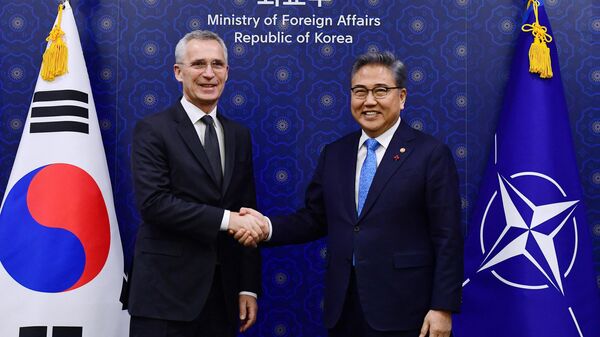 Tổng thư ký NATO Jens Stoltenberg và Ngoại trưởng Hàn Quốc Park Jin trong cuộc gặp tại Bộ Ngoại giao ở Seoul - Sputnik Việt Nam