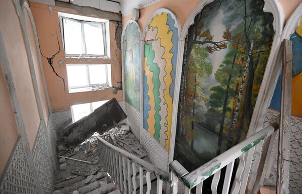 Cầu thang trong tòa nhà Bệnh viện Quận ở Novoaidar LNR, nơi bị quân đội Ukraina tấn công bằng HIMARS. - Sputnik Việt Nam