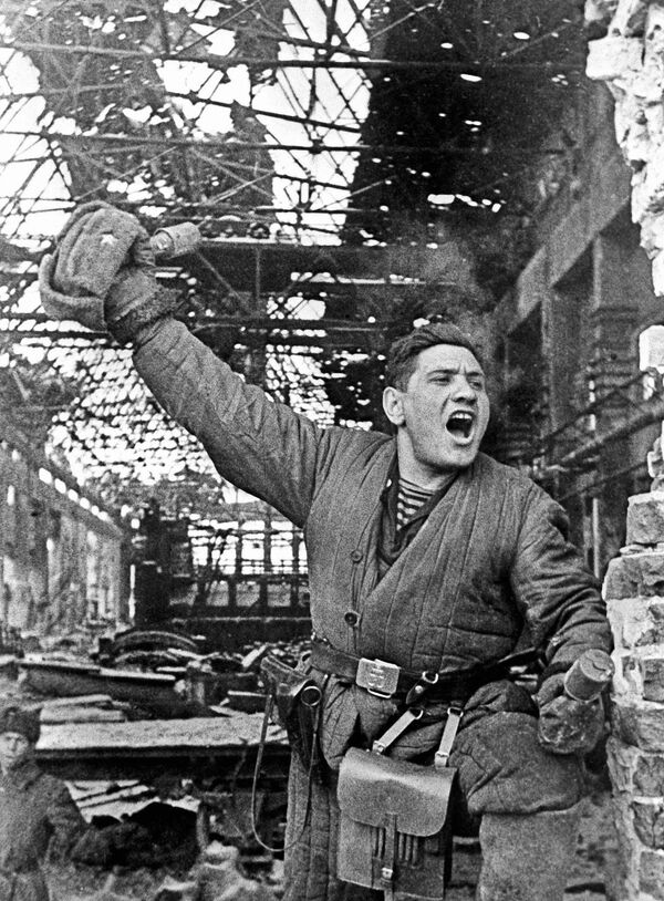 Trung sĩ Pavel Goldberg trong trận chiến ở Stalingrad. - Sputnik Việt Nam