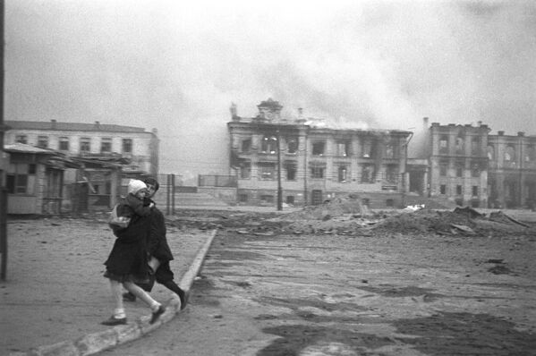 Quảng trường nhà ga xe lửa ở Stalingrad trong thời gian diễn ra cuộc không kích của quân Đức. - Sputnik Việt Nam