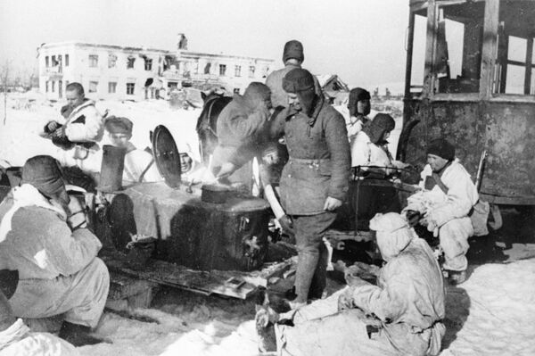 Những người lính ăn trưa trong giờ nghỉ giữa các trận đánh ở một trong các quận của Stalingrad. - Sputnik Việt Nam