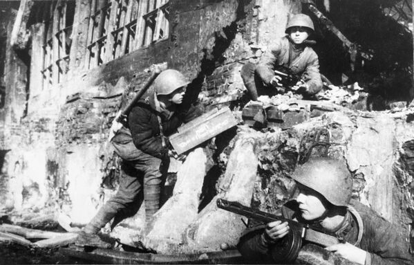 Công binh đang chôn một thùng thuốc nổ. - Sputnik Việt Nam