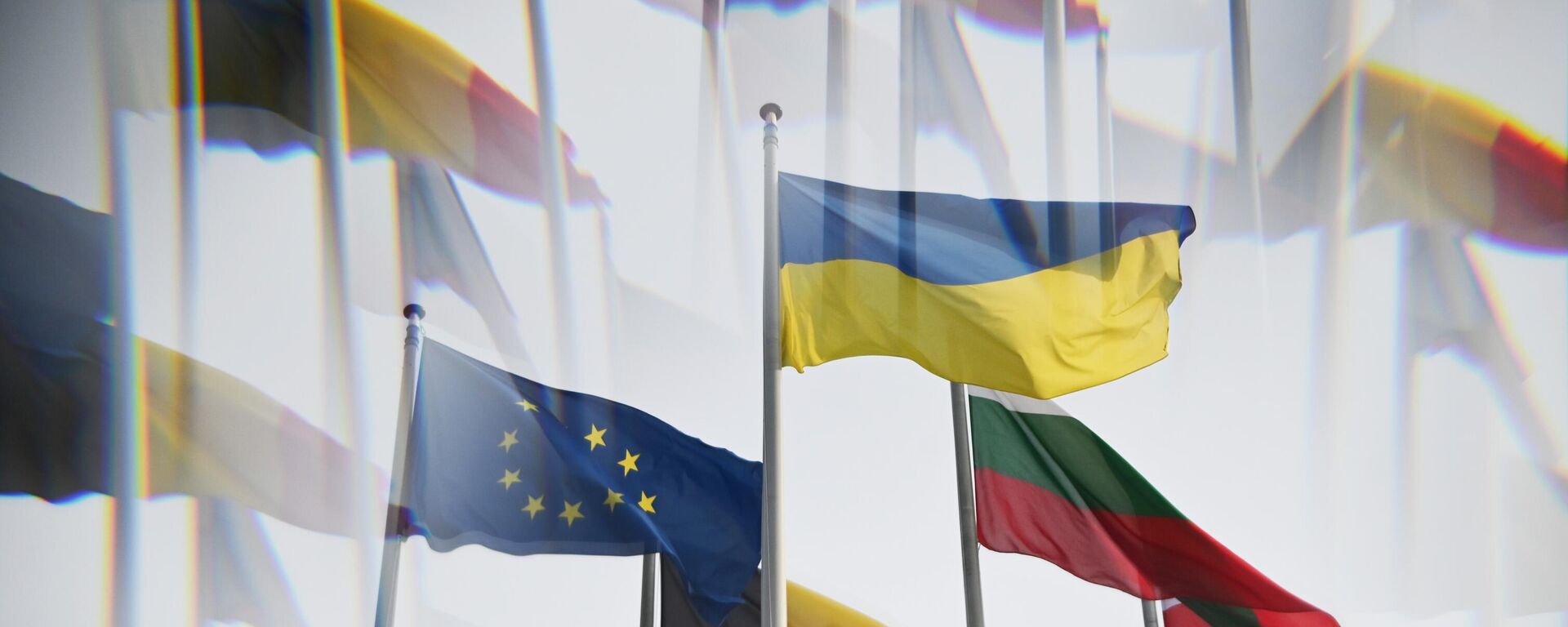 Quốc kỳ Ukraina và lá cờ có biểu tượng của Liên minh châu Âu gần tòa nhà Nghị viện châu Âu ở Strasbourg. - Sputnik Việt Nam, 1920, 01.02.2023