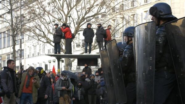Đụng độ nổ ra ở Paris khi những người biểu tình phản đối cải cách lương hưu - Sputnik Việt Nam