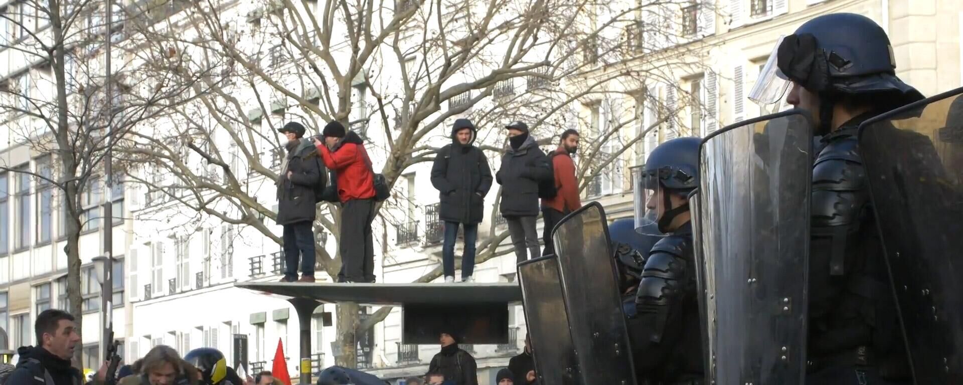Đụng độ nổ ra ở Paris khi những người biểu tình phản đối cải cách lương hưu - Sputnik Việt Nam, 1920, 01.02.2023