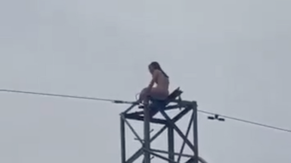 Clip cô gái trần truồng ngồi trên cột điện gây xôn xao - Sputnik Việt Nam