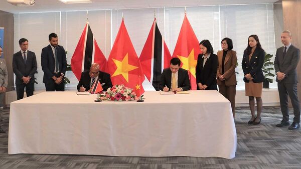 Đại sứ Đặng Hoàng Giang và Đại sứ Dennis Francis ký Thông cáo chung thiết lập quan hệ ngoại giao giữa Việt Nam và Trinidad & Tobago - Sputnik Việt Nam