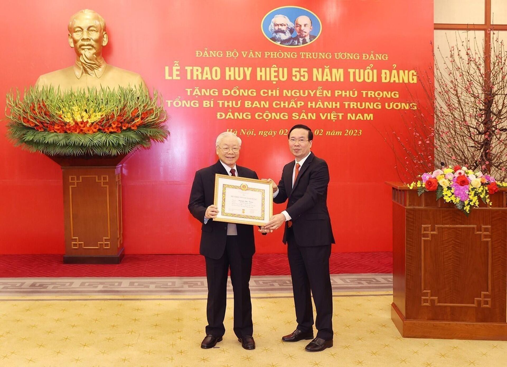 Tổng Bí thư Nguyễn Phú Trọng nhận Huy hiệu 55 năm tuổi Đảng - Sputnik Việt Nam, 1920, 02.02.2023