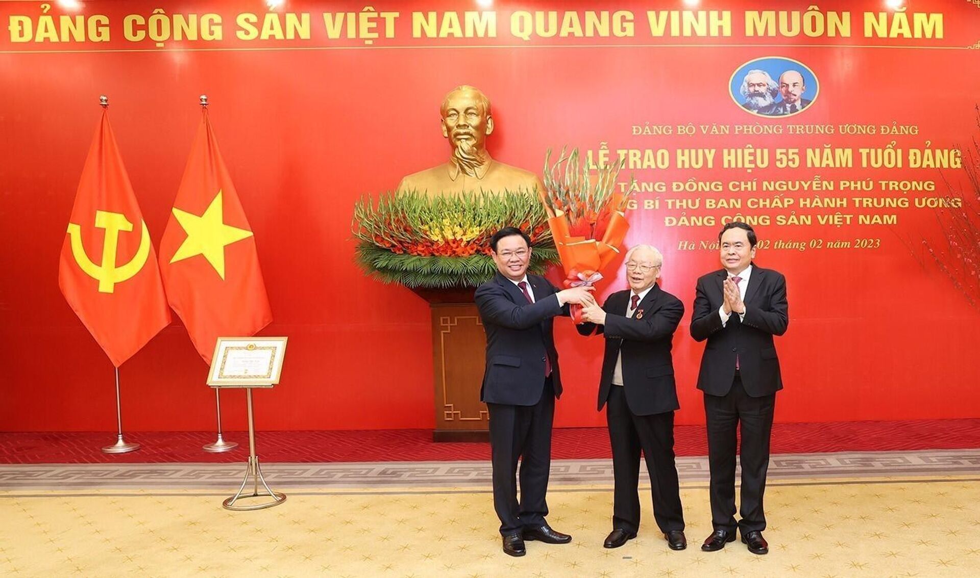 Tổng Bí thư Nguyễn Phú Trọng nhận Huy hiệu 55 năm tuổi Đảng - Sputnik Việt Nam, 1920, 02.02.2023
