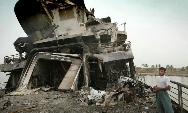 Du thuyền riêng Al Mansur của Saddam Hussein gần Basra bị hỏng phần đuôi, 2003. - Sputnik Việt Nam