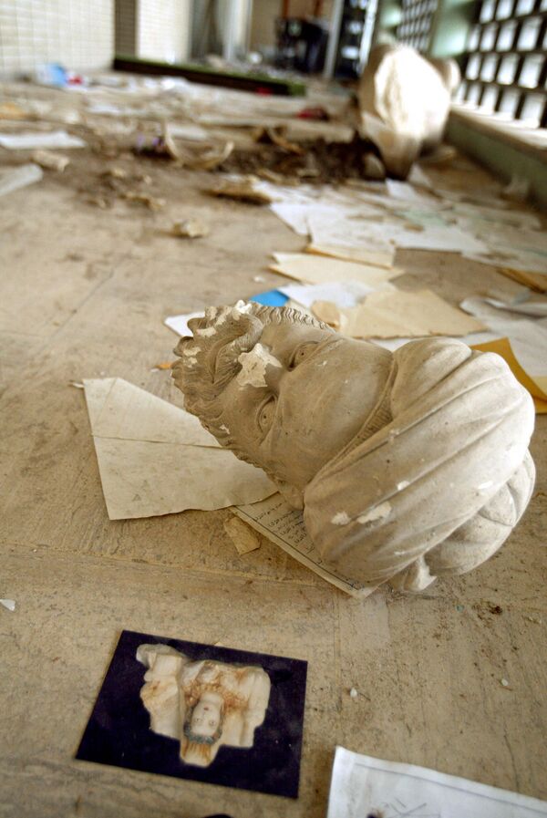 Bức tượng bị mất đầu giữa đống đổ nát, Iraq. - Sputnik Việt Nam