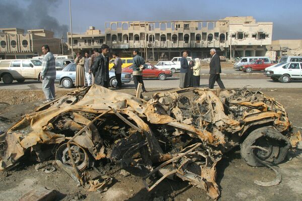 Chiếc xe bị cháy rụi ở Baghdad, Iraq. - Sputnik Việt Nam