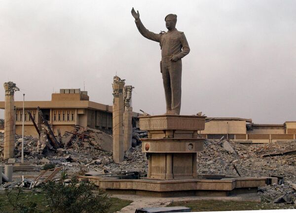 Tượng Tổng thống Iraq Saddam Hussein giữa đống đổ nát ở Baghdad, Iraq. - Sputnik Việt Nam