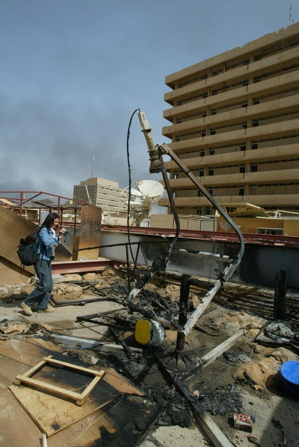 Phóng viên Hy Lạp Eleftheria Pentaraki ghi lại cảnh &quot;thành phố lều&quot; bị phá huỷ ngay trên trên nóc Trung tâm Báo chí Baghdad, Iraq. - Sputnik Việt Nam