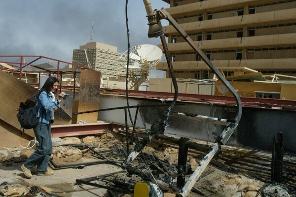 Phóng viên Hy Lạp Eleftheria Pentaraki ghi lại cảnh thành phố lều bị phá huỷ ngay trên trên nóc Trung tâm Báo chí Baghdad, Iraq - Sputnik Việt Nam