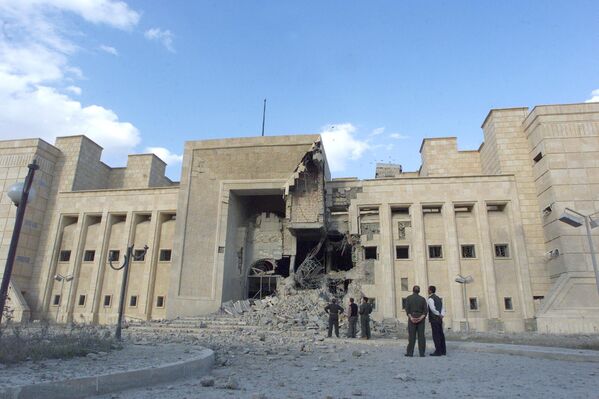 Bảo tàng Tikrit bị trúng tên lửa Mỹ trước đó, 2003. - Sputnik Việt Nam