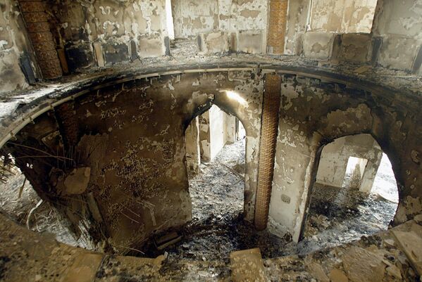 Tàn tích đổ nát trong khu sảnh chính một trong những cung điện của nhà lãnh đạo Iraq Saddam Hussein ở Al Owja sau vụ đánh bom của Mỹ. - Sputnik Việt Nam