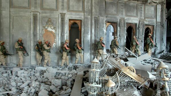 Солдаты армии США обыскивают президентский дворец в Багдаде, 2003 год - Sputnik Việt Nam