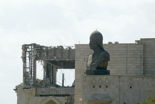 Bức tượng bán thân của Tổng thống Iraq Saddam Hussein trên nóc Qasr al-Salam (cung điện hòa bình) ở Baghdad sau một đêm bị quân đội Mỹ ném bom. - Sputnik Việt Nam