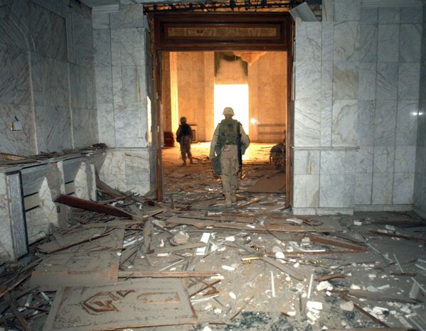 Lính Mỹ khám xét dinh tổng thống bị chiếm gần sân bay quốc tế Baghdad, 2003. - Sputnik Việt Nam