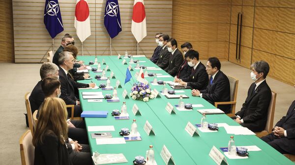 Генеральный секретарь НАТО Йенс Столтенберг и премьер-министр Японии Фумио Кисида во время встречи в Японии - Sputnik Việt Nam