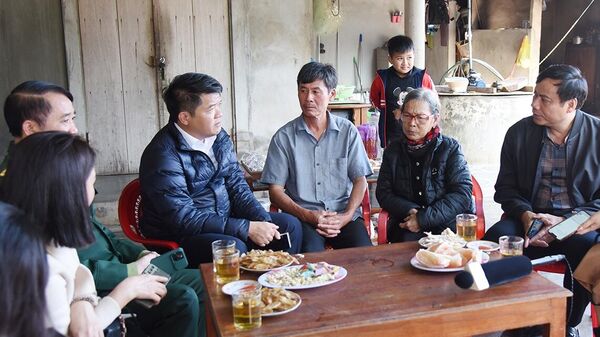 Делегация военного командования провинции Хатинь встретились с родственниками погибшего Цао Ван Туата - Sputnik Việt Nam