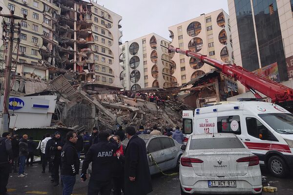 Nhà cửa sụp đổ sau trận động đất ở Diyarbakir, Thổ Nhĩ Kỳ. - Sputnik Việt Nam