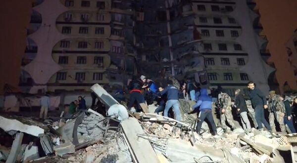 Thiệt hại sau trận động đất ở Diyarbakir, Thổ Nhĩ Kỳ. - Sputnik Việt Nam