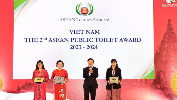 Представитель Вьетнама получил награду премии АСЕАН Общественный туалет - Sputnik Việt Nam