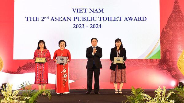 Đại diện của Việt Nam nhận giải thưởng Nhà vệ sinh công cộng ASEAN lần thứ 2
 - Sputnik Việt Nam