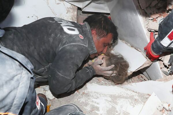 Lực lượng cứu hộ Thổ Nhĩ Kỳ đưa một em nhỏ ra khỏi đống đổ nát sau trận động đất ở Izmir
 - Sputnik Việt Nam