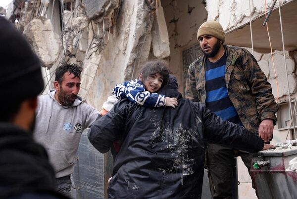 Người dân cứu em nhỏ sau trận động đất ở thành phố Jandaris, Syria. - Sputnik Việt Nam