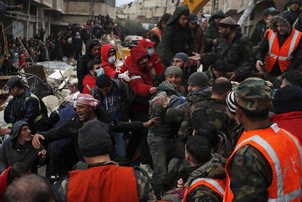 Lực lượng cứu hộ khiêng nạn nhân động đất ở Hama, Syria. - Sputnik Việt Nam