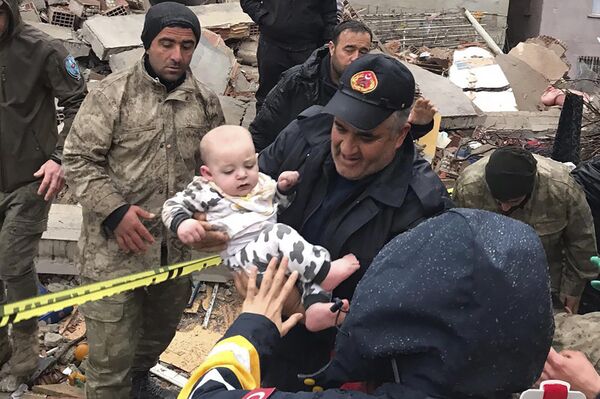 Đứa trẻ được giải cứu khỏi tòa nhà bị phá hủy ở Malatya, Thổ Nhĩ Kỳ. - Sputnik Việt Nam