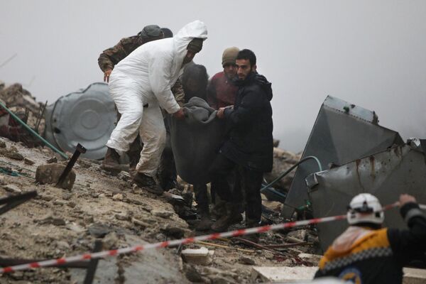 Đội cứu hộ khiêng nạn nhân được giải cứu khỏi đống đổ nát sau trận động đất ở thành phố Jan Daris ở tây bắc Syria. - Sputnik Việt Nam