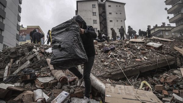 Dọn dẹp đống đổ nát và tìm kiếm nạn nhân tại hiện trường bị tàn phá do động đất ở Gaziantep, Thổ Nhĩ Kỳ - Sputnik Việt Nam