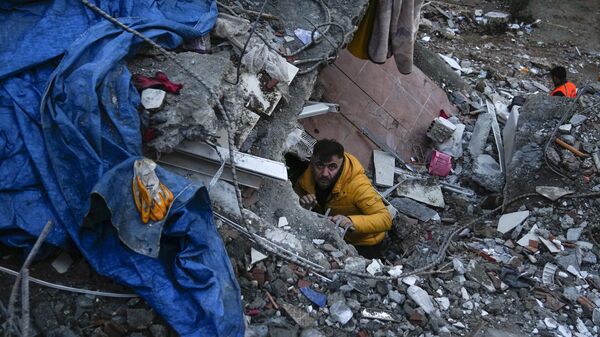 Поиск жертв на месте разрушений в результате землетрясения в турецкой Адане  - Sputnik Việt Nam
