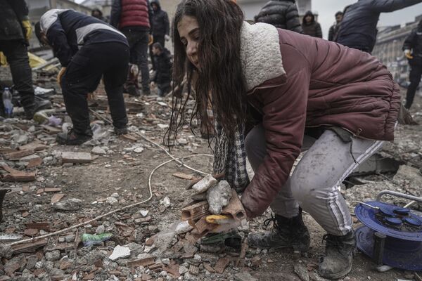 Dọn dẹp đống đổ nát và tìm kiếm nạn nhân tại địa điểm động đất ở Gaziantep, Thổ Nhĩ Kỳ. - Sputnik Việt Nam