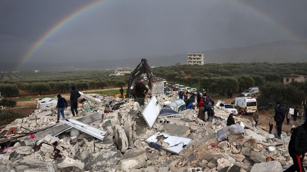 Разбор завалов и поиск жертв на месте разрушений в результате землетрясения в сирийском провинции Идлиб - Sputnik Việt Nam