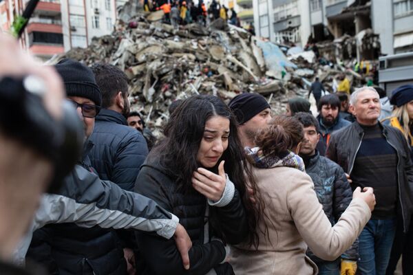 Dọn dẹp đống đổ nát và tìm kiếm nạn nhân tại địa điểm bị phá hủy do động đất ở Adana, Thổ Nhĩ Kỳ. - Sputnik Việt Nam