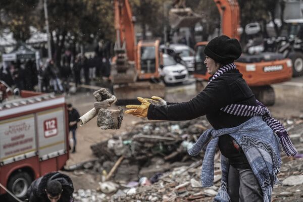 Dọn dẹp đống đổ nát và tìm kiếm nạn nhân tại địa điểm bị phá hủy do động đất ở Gaziantep, Thổ Nhĩ Kỳ. - Sputnik Việt Nam