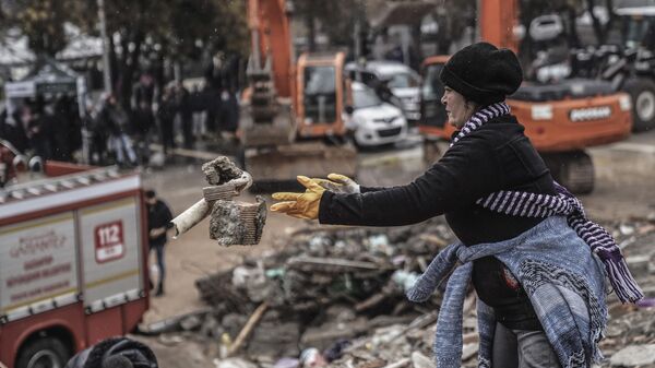 Dọn dẹp đống đổ nát và tìm kiếm nạn nhân tại địa điểm bị phá hủy do động đất ở Gaziantep, Thổ Nhĩ Kỳ - Sputnik Việt Nam
