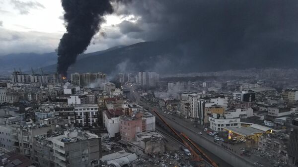 Một đám cháy lớn bùng phát tại một phần của cảng ở thành phố bị động đất tàn phá trong ngày thứ hai liên tiếp ở Iskenderun, miền nam Thổ Nhĩ Kỳ - Sputnik Việt Nam