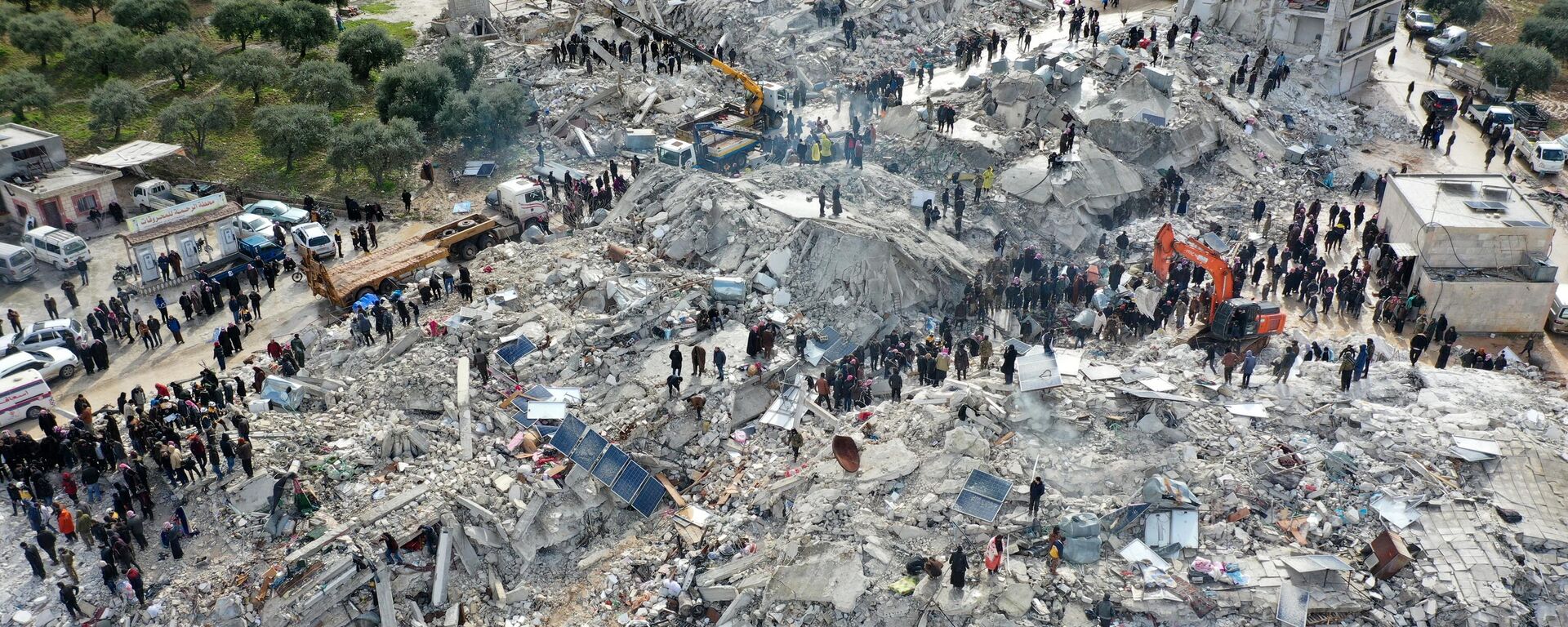 Công việc tìm kiếm nạn nhân và những người sống sót trong đống đổ nát của các tòa nhà bị sập sau trận động đất ở làng Besnia gần thành phố Harim, tỉnh Idlib của Syria - Sputnik Việt Nam, 1920, 21.02.2023