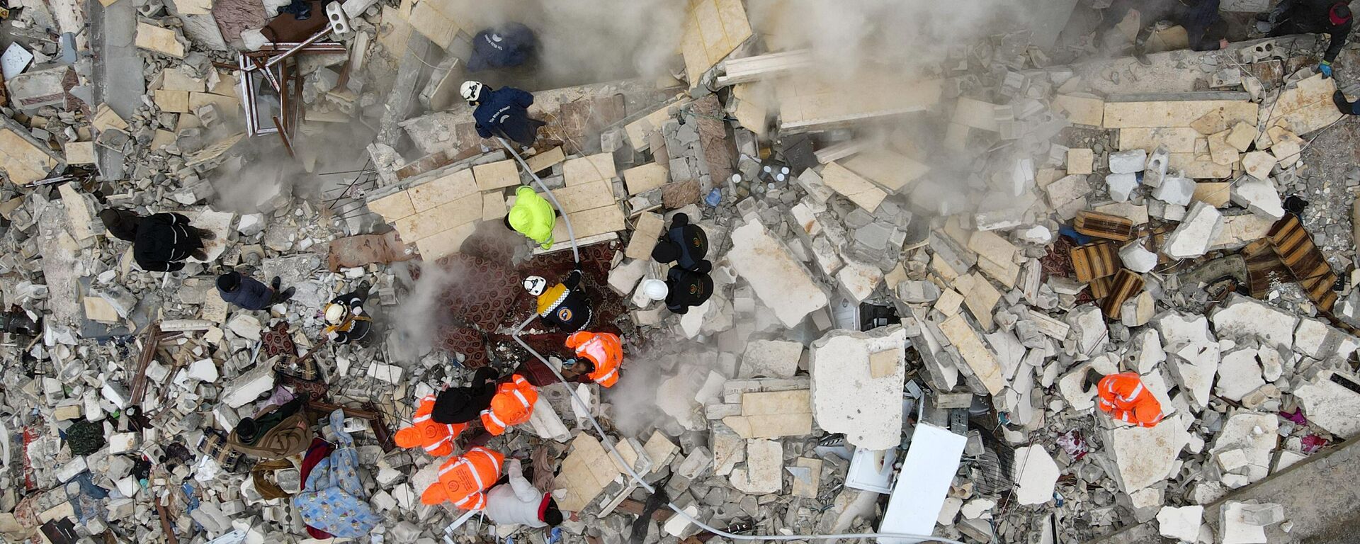 Công việc tìm kiếm nạn nhân và những người sống sót trong đống đổ nát của các tòa nhà bị sập sau trận động đất ở làng Besnia gần thành phố Harim, tỉnh Idlib của Syria - Sputnik Việt Nam, 1920, 09.02.2023
